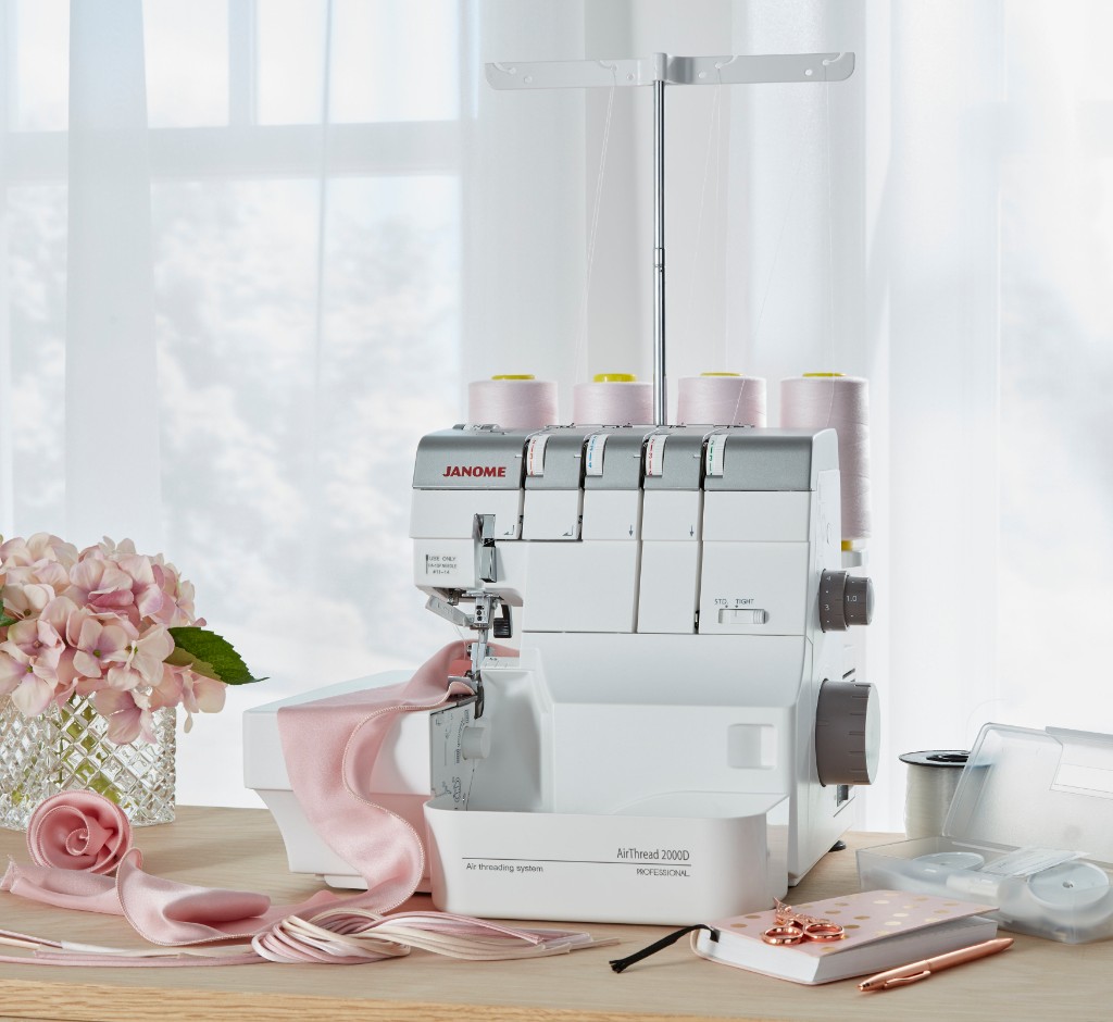 Janome AirThread, tout est simple surjeteuse la plus facile à enfiler